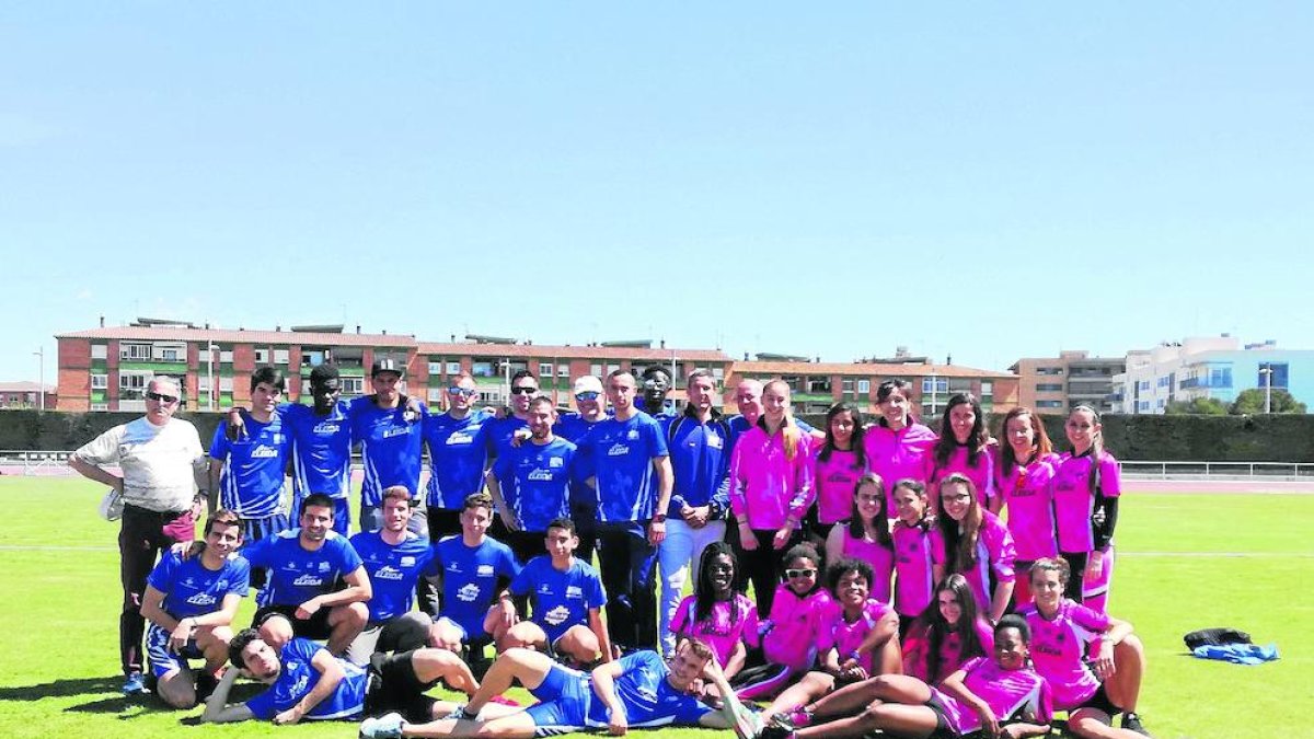 Els atletes de la UA Lleida abans de la celebració de la competició.