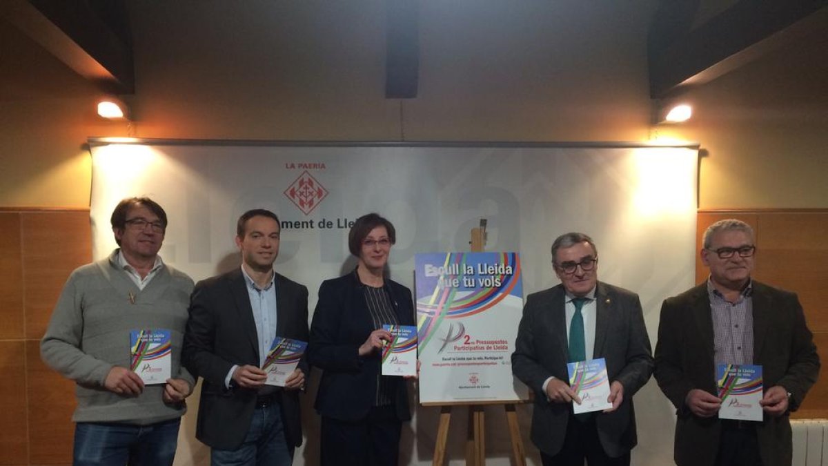 Ángeles Ribes y Àngel Ros en el centro durante la presentación.