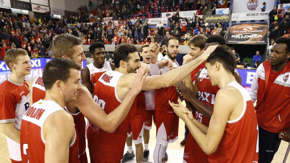Los jugadores del Manresa felicitaron al canterano Pau Treviño al finalizar el partido.