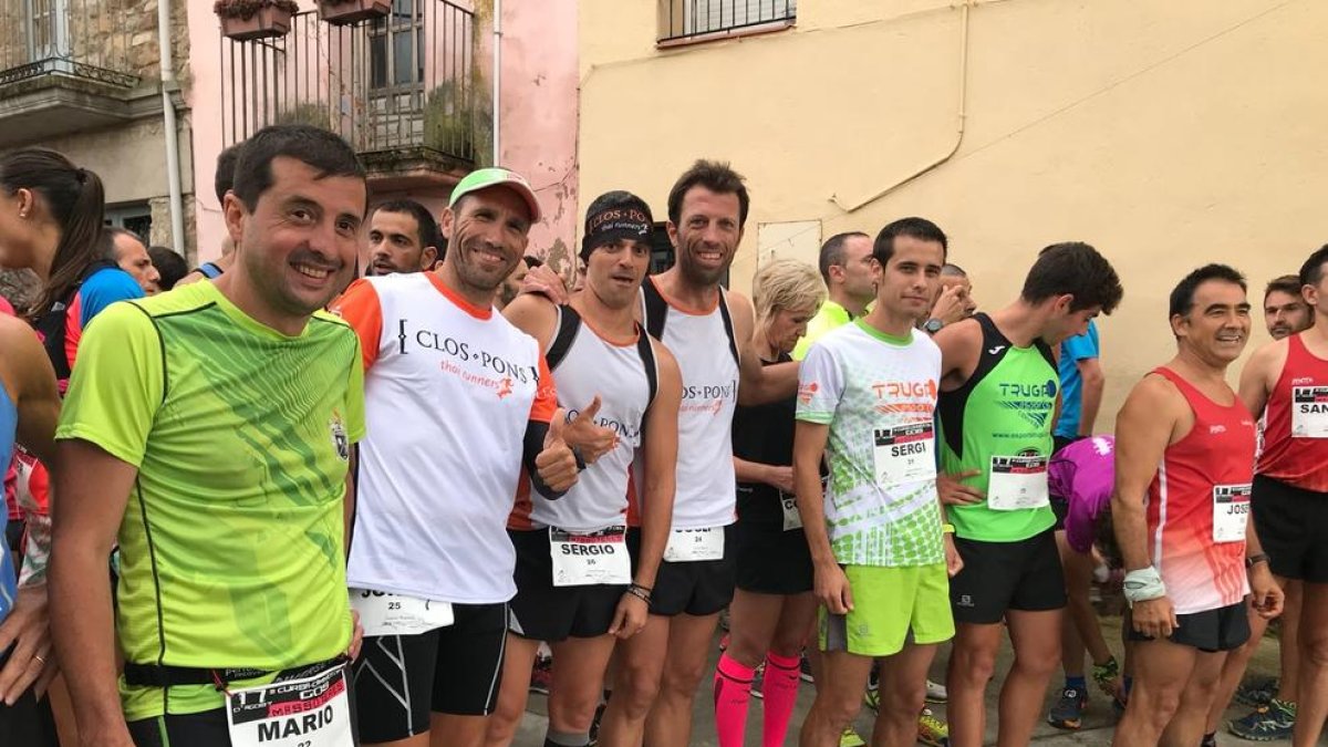 Alguns dels atletes que van prendre part a la tercera edició de la Cursa del Gos de Massoteres.