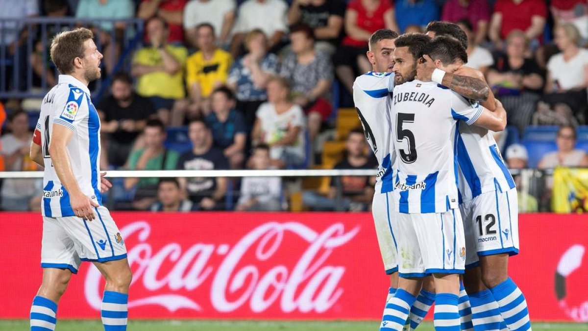 Jugadors de la Reial Societat celebren un dels gols.