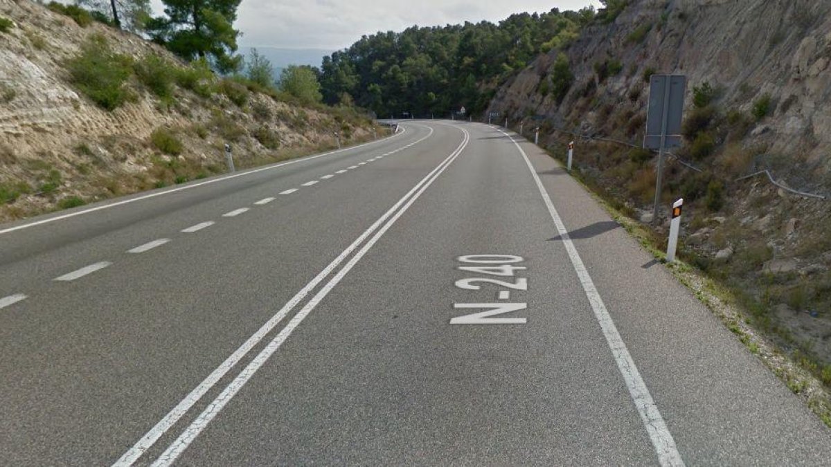 Un ferit greu en un accident entre un tractor i un camió a l'N-240 a Vinaixa