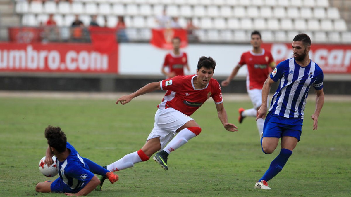 Abel Molinero, centre, durant un partit amb el Múrcia aquesta temporada.