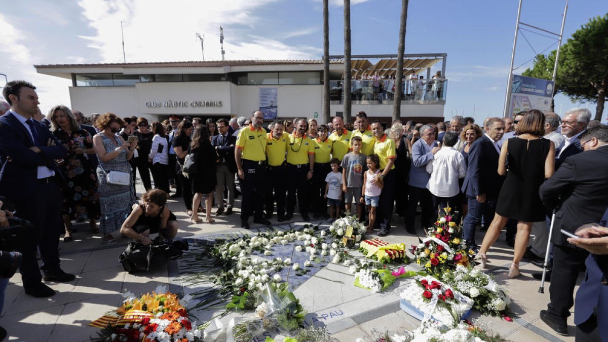 Personal d’emergències, ahir davant de les flors en memòria de les víctimes dels atemptats del 17 d’agost de l’any passat.