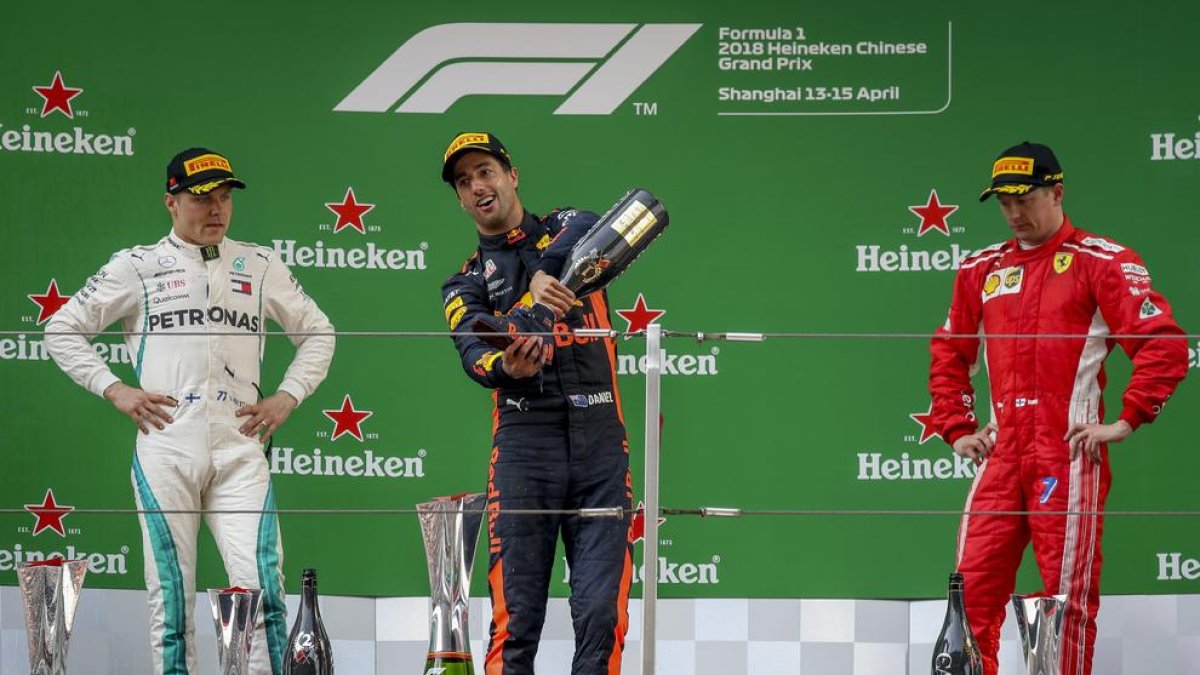 Daniel Ricciardo celebra al podi amb el trofeu la victòria al GP de Xangai.