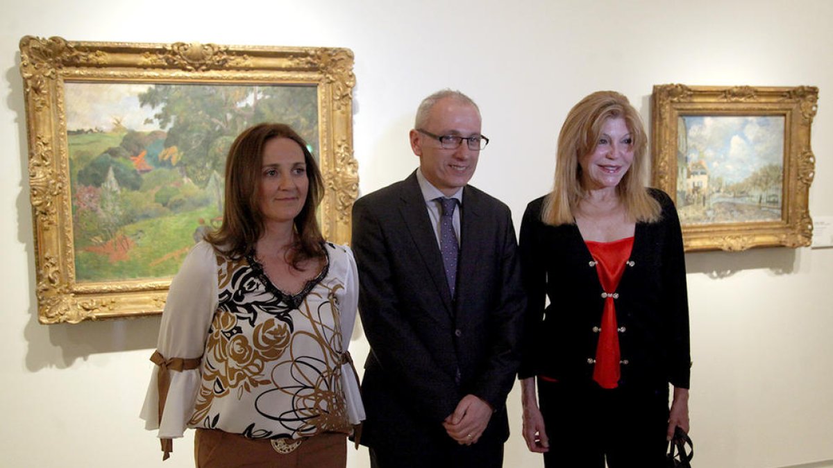 La baronessa Carmen Thyssen, a la dreta, ahir a la inauguració d’una nova exposició a Andorra.
