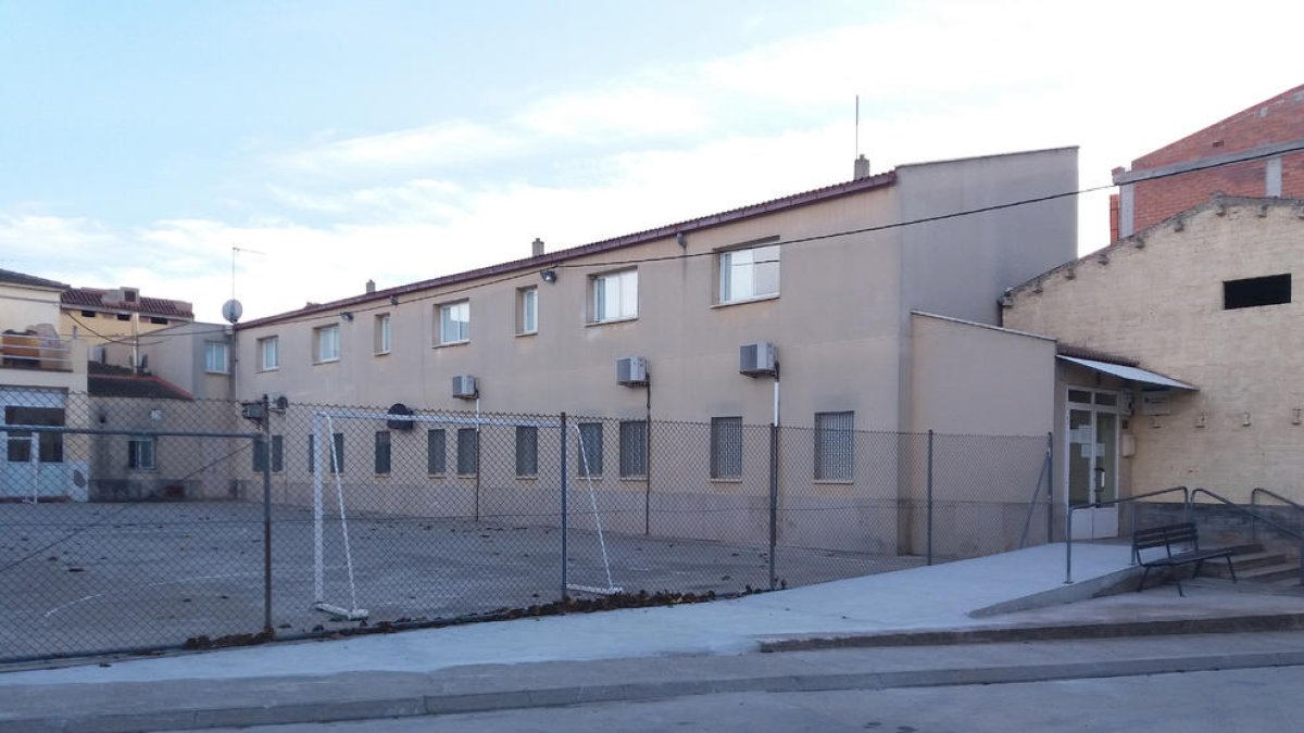 La rampa para facilitar el acceso al consultorio médico de Sidamon a personas con movilidad reducida.