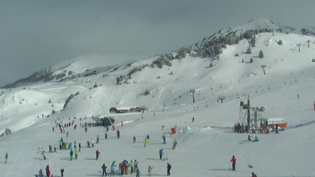 Las instalaciones de Baqueira ayer por la mañana y Port Ainé, a la derecha, donde todo está listo para recibir a los esquiadores.