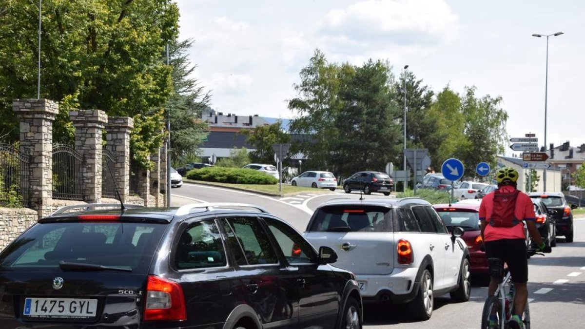 Les cues en direcció a Andorra van arribar fins a la Seu al migdia.
