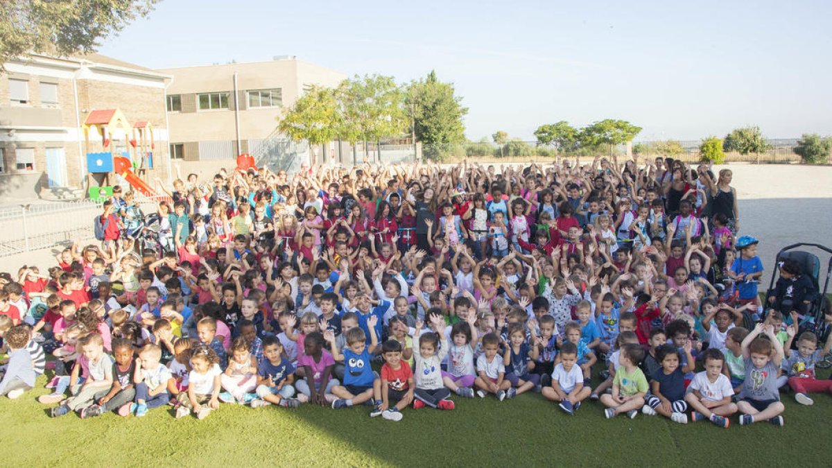 Fotografía de familia de los alumnos de la escuela Àngel Guimerà de Tàrrega que ayer participaron en esta iniciativa sostenible.