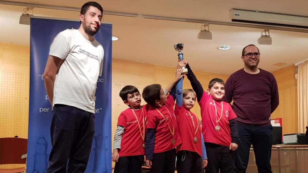 L’equip sub-10 del Pla, amb el trofeu de subcampió.