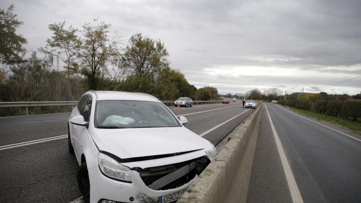 Imagen del turismo accidentado ayer al mediodía en la C-13 en Alcoletge.