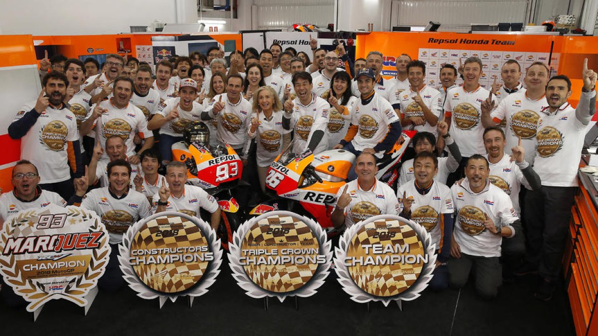 Marc Màrquez y Dani Pedrosa celebran junto al equipo de Repsol Honda la triple corona, después de conquistar el título de campeones del mundo individual, por equipos y de constructores.