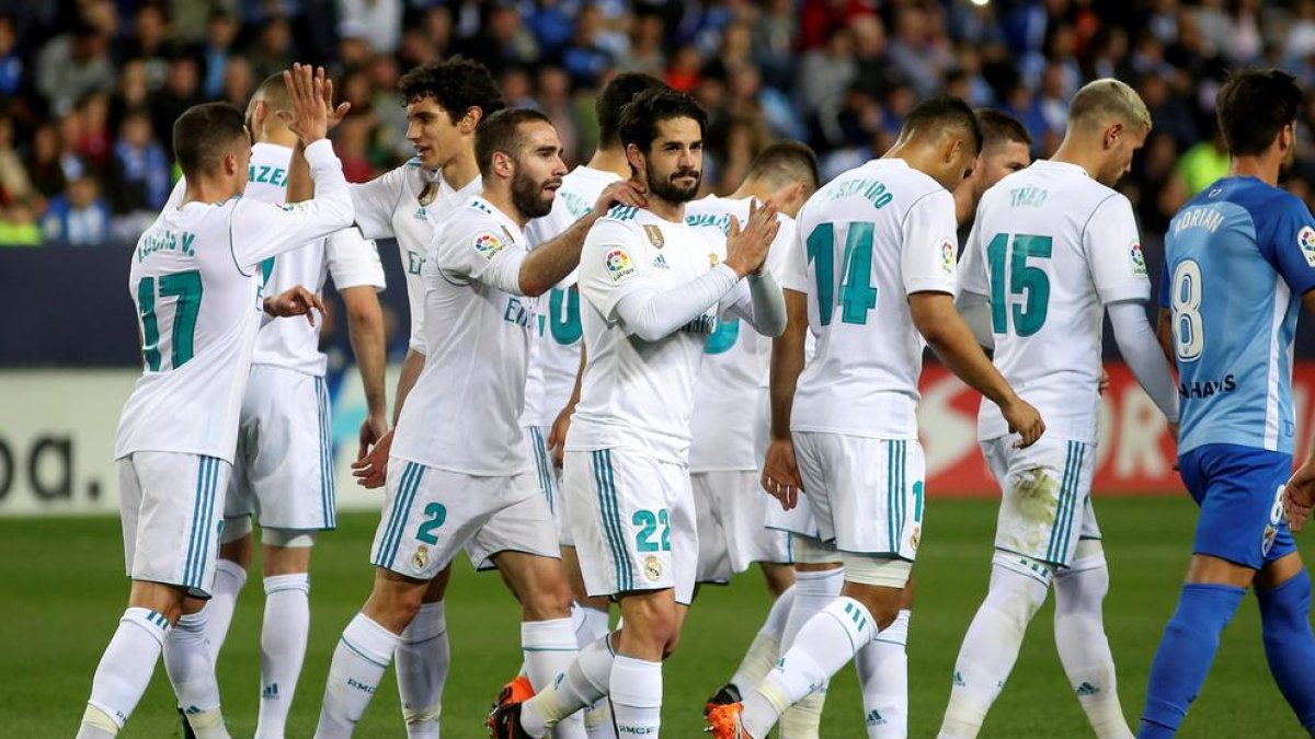 Els jugadors del Reial Madrid celebren el gol d’Isco que va inaugurar el marcador.