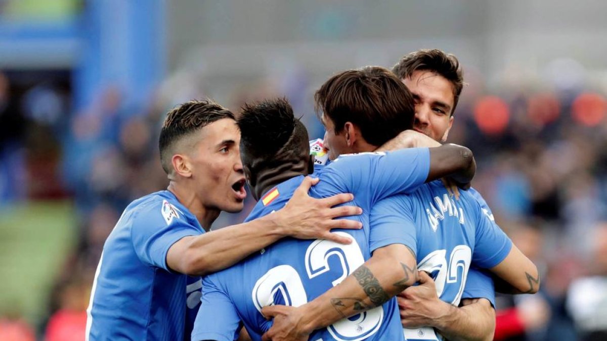 Els jugadors del Getafe celebren el gol que els va donar la victòria ahir amb l’Espanyol.