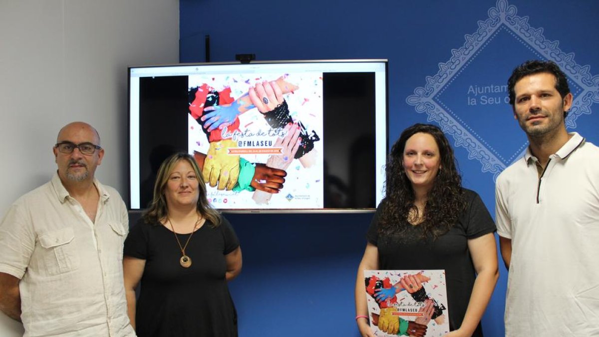 Iscla (seg. dr.) sostenint el cartell de la festa major de la Seu.