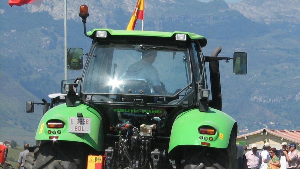 Imagen de un tractor de grandes dimensiones que utiliza gasóleo agrícola.