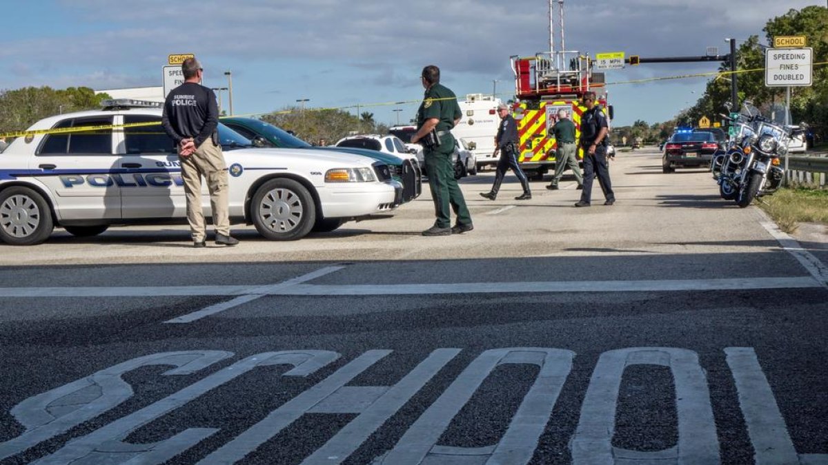 Policías en frente del instituto donde se registró el tiroteo, en el estado de Florida.