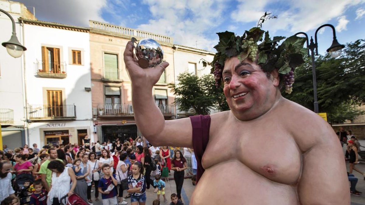 El gegant Bacus, durant la cercavila d’ahir a la tarda a la localitat de la Segarra.