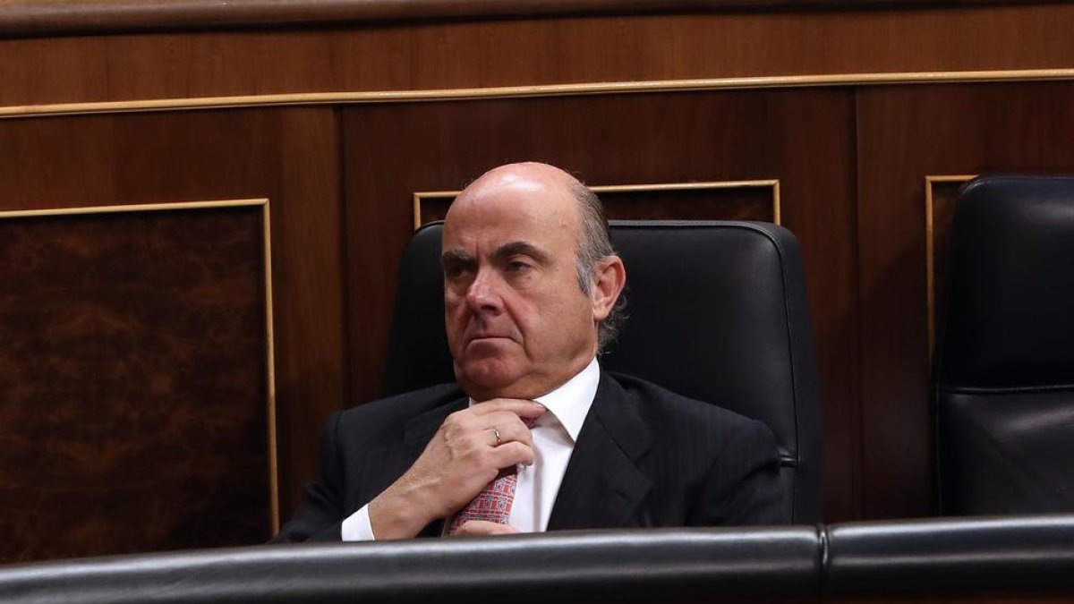 El ministro de Economía, Luis de Guindos, ayer, en el Congreso.