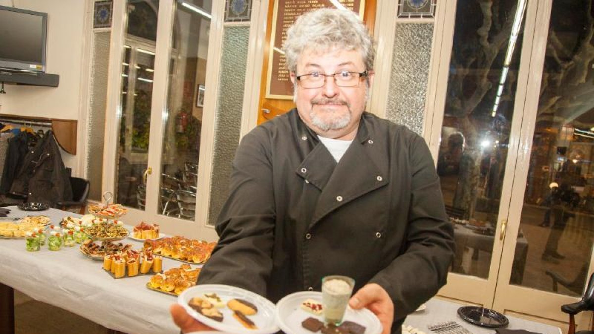 El mestre pastisser Joan Nicolau amb els xocolates.