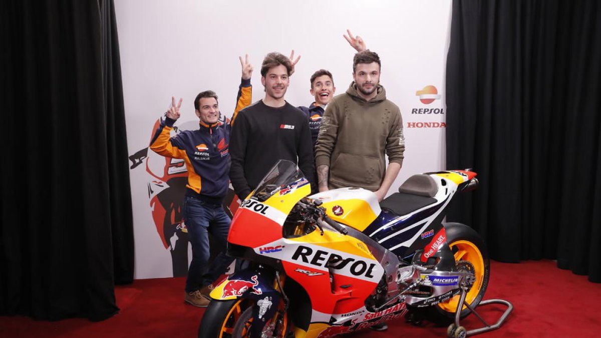 Màrquez i Pedrosa van sorprendre els aficionats que es van fotografiar ahir amb l’Honda RC213V.