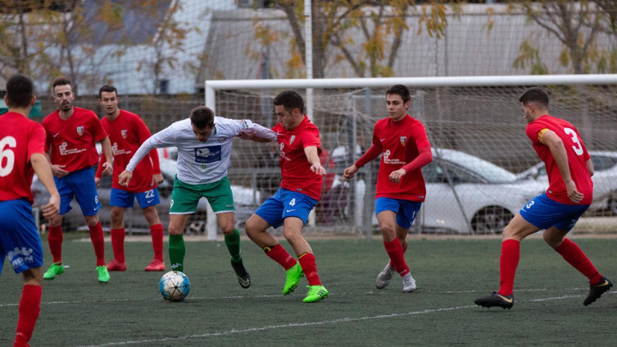 Un jugador del Balàfia defensa la bimba davant la pressió rival.