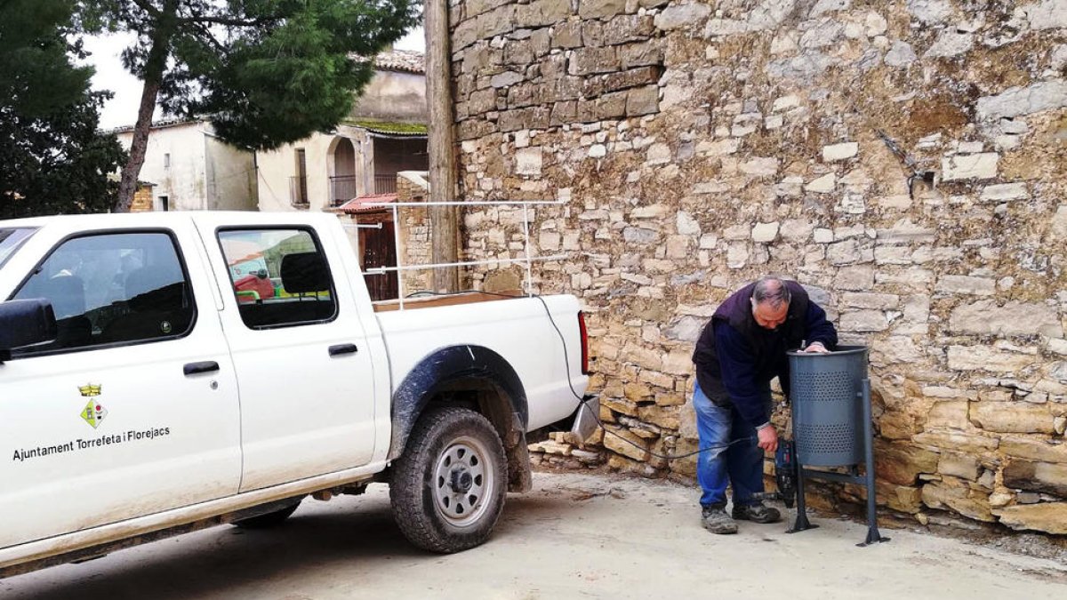 El consistori ha instal·lat nou mobiliari als nuclis.