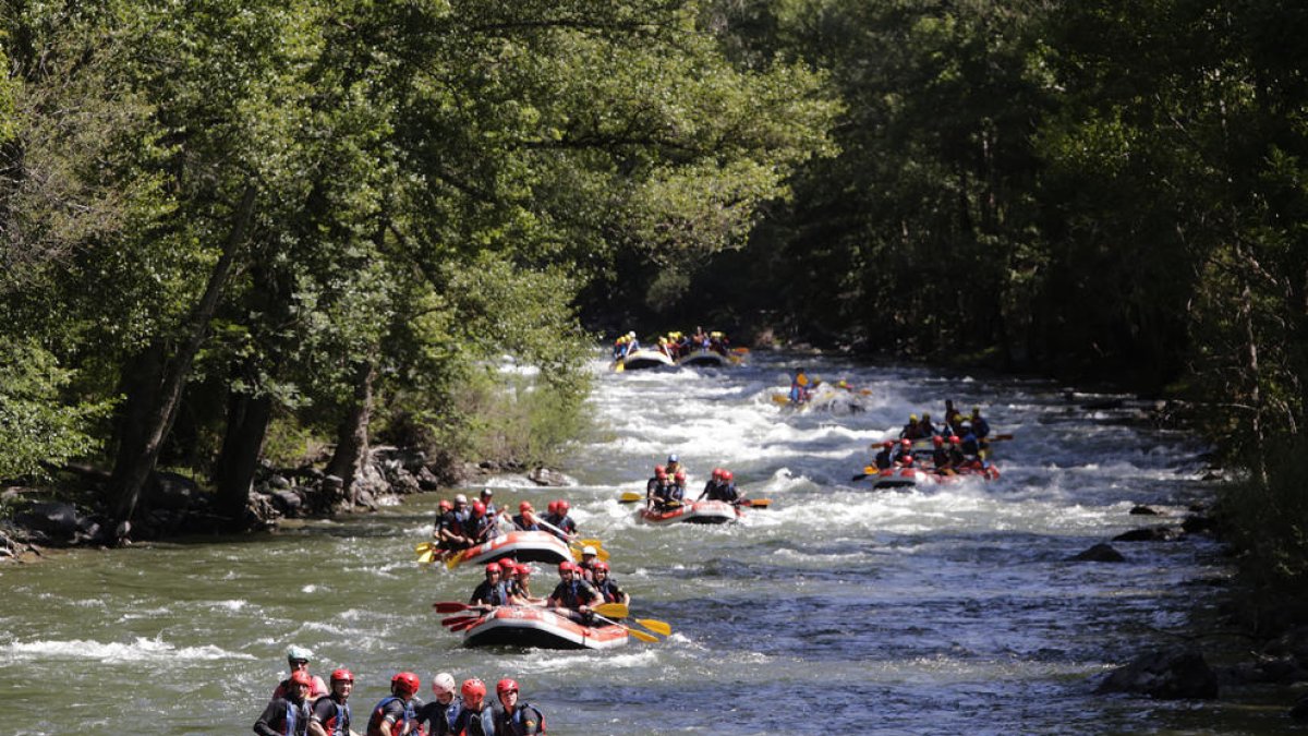 Una llarga fila de barques descendint ahir per la Noguera Pallaresa.
