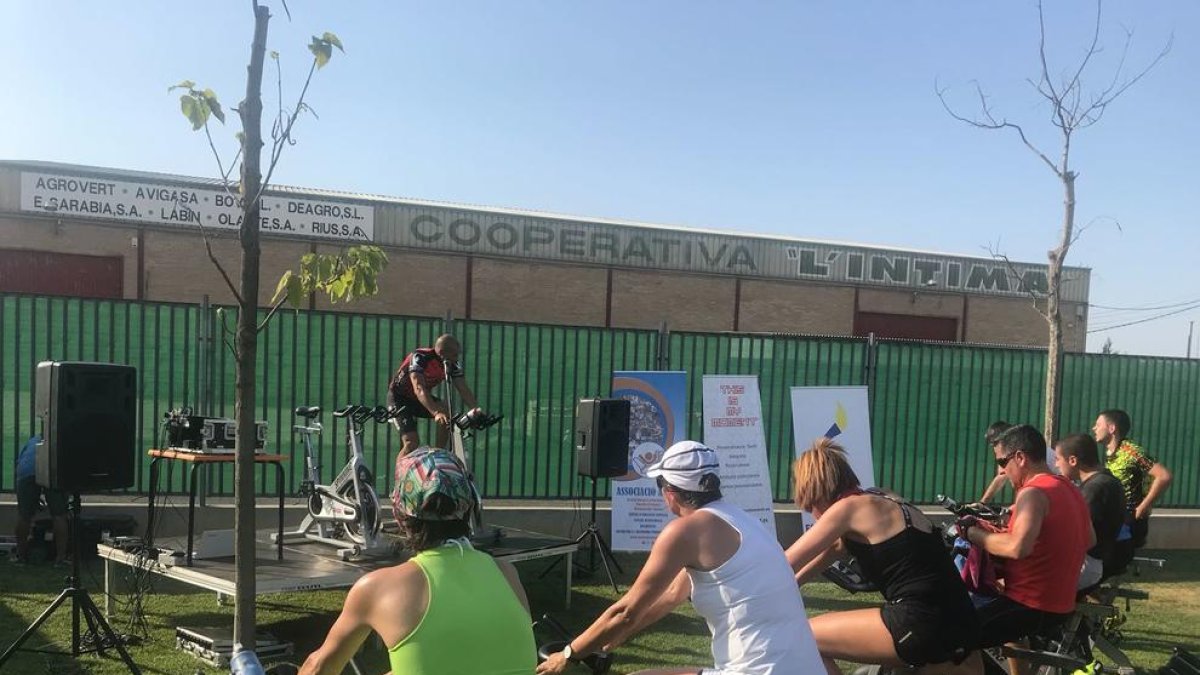 Medio centenar de personas pedalean en Alpicat a beneficio de Aremi