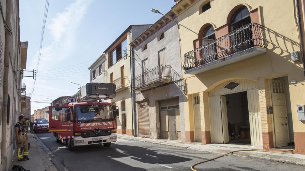 Bombers davant de l’habitatge de Preixens on va tenir lloc l’incendi.