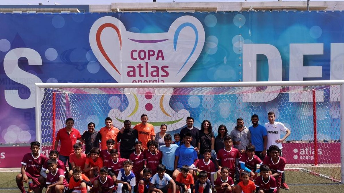 Jugadors, entrenadors i familiars de l’FC Madràs al costat de tècnics lleidatans, entre els quals Fede Bessone, dijous a l’Atlètic Segre.