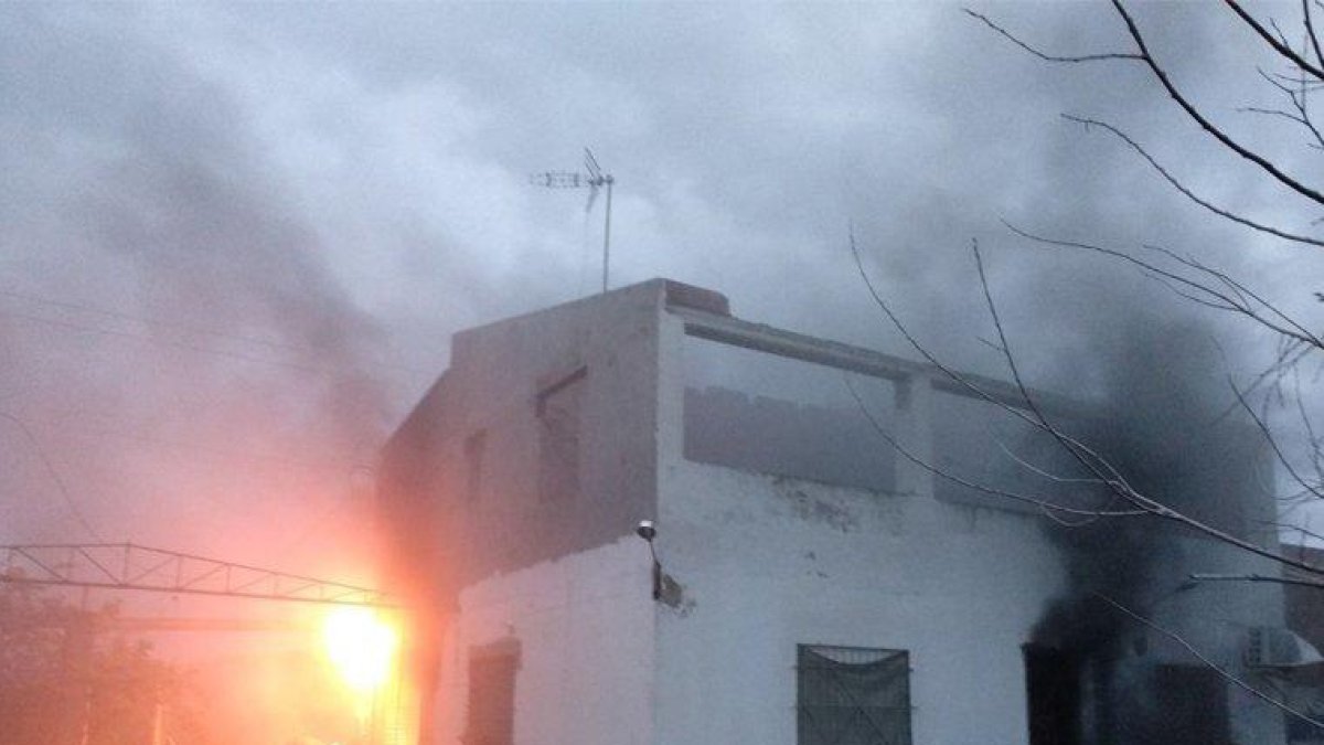 Un incendi crema un magatzem y part d'una casa a Corbins