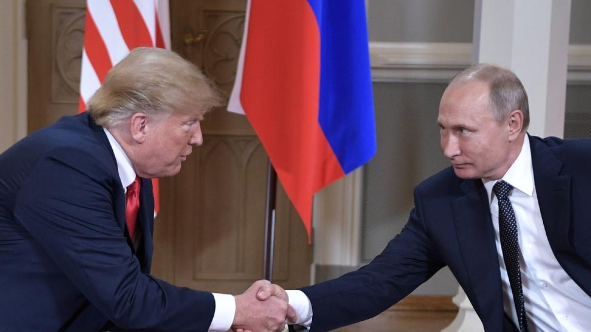 Els líders dels EUA i Rússia, Donald Trump i Vladímir Putin, ahir.