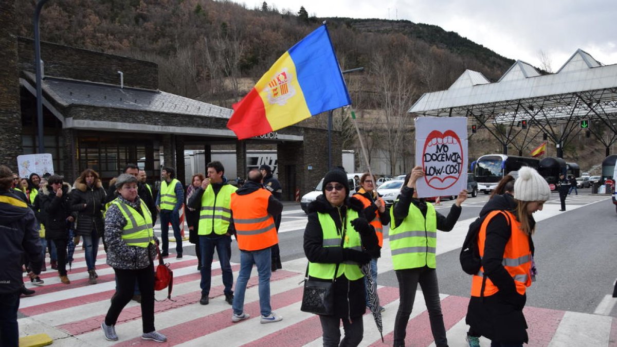 Vaguistes a la frontera de la Farga de Moles, ahir.
