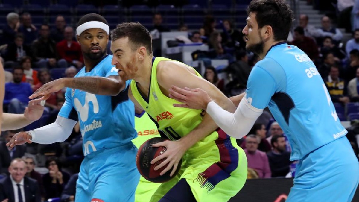 Omar Cook y Alessandro Gentile intentan arrebatar el balón al azulgrana Víctor Claver.