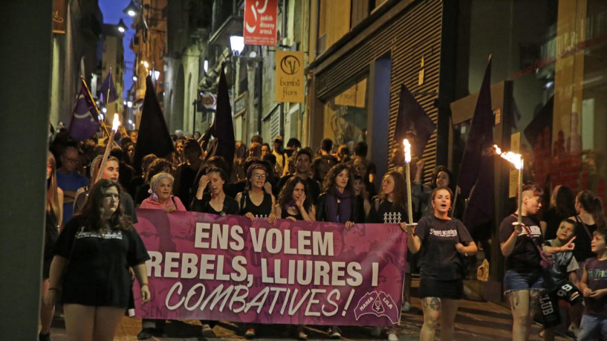 Lleida contra la violencia de género  -  Un centenar de personas participaron ayer en la marcha nocturna convocada por la Marea Lila para rechazar la violencia de género y los feminicidios. El acto comenzó a las 22.00 horas en la Plaça dels Fan ...