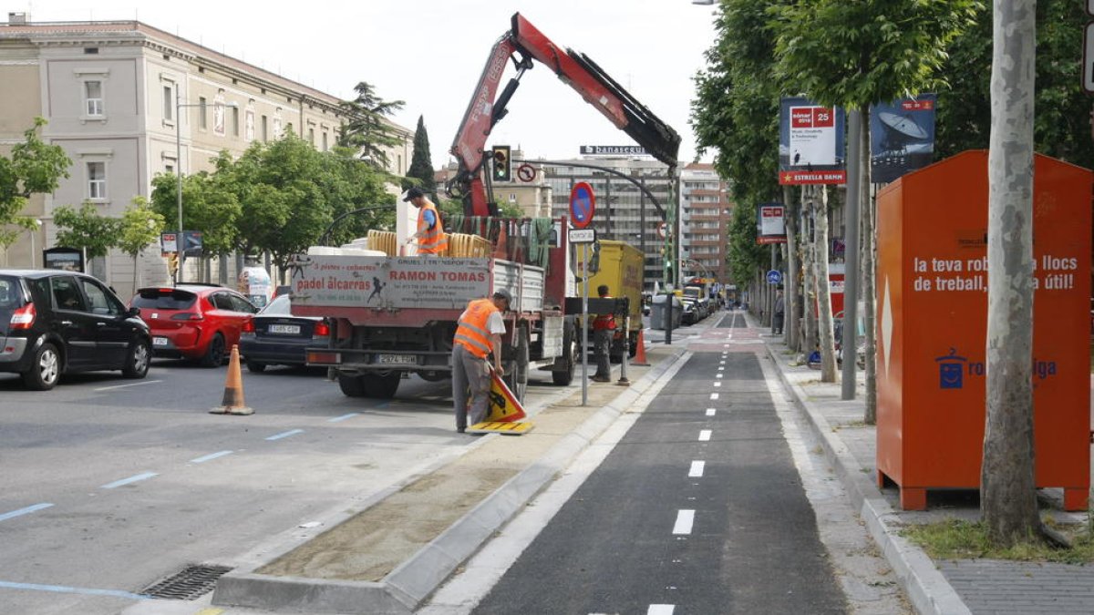 El carril bici de Rambla d’Aragó ya está casi listo.