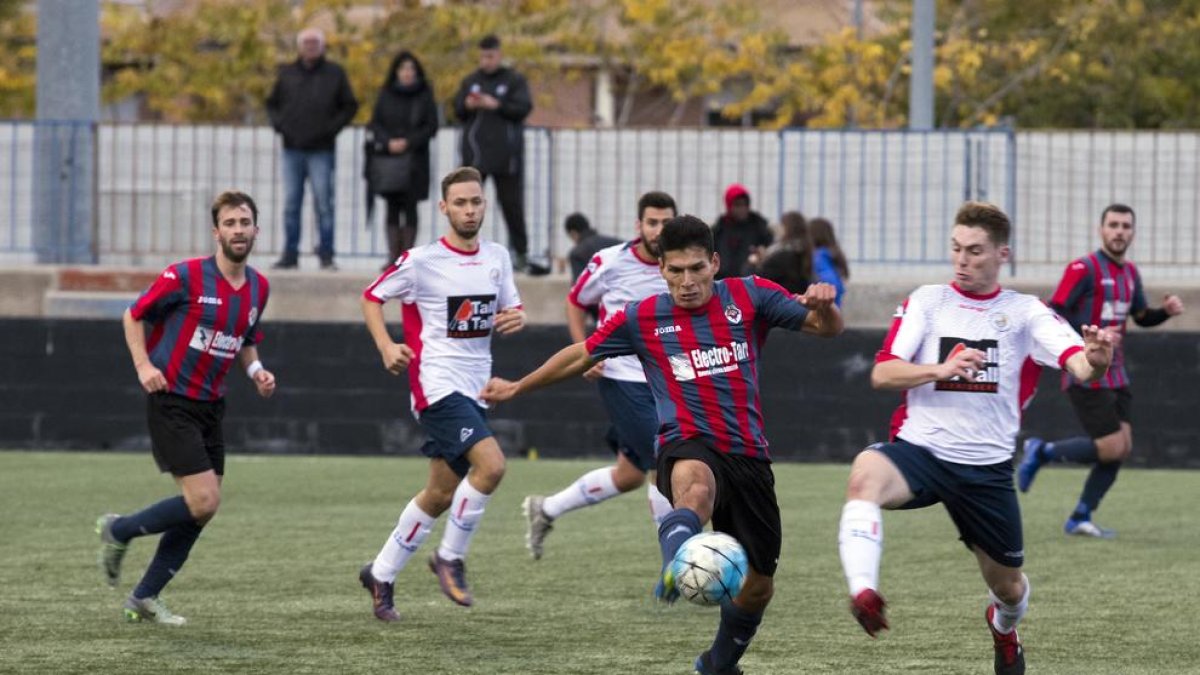Ander Cayola, amb dificultats per controlar la pilota davant la pressió d’un jugador del Sant Ildefons, ahir al Municipal Joan Capdevila.