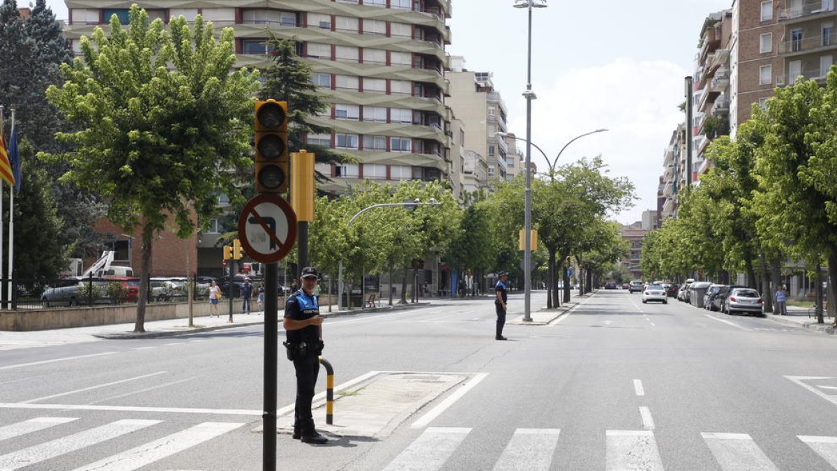 Semáforos sin funcionar ayer en la avenida Prat de la Riba.