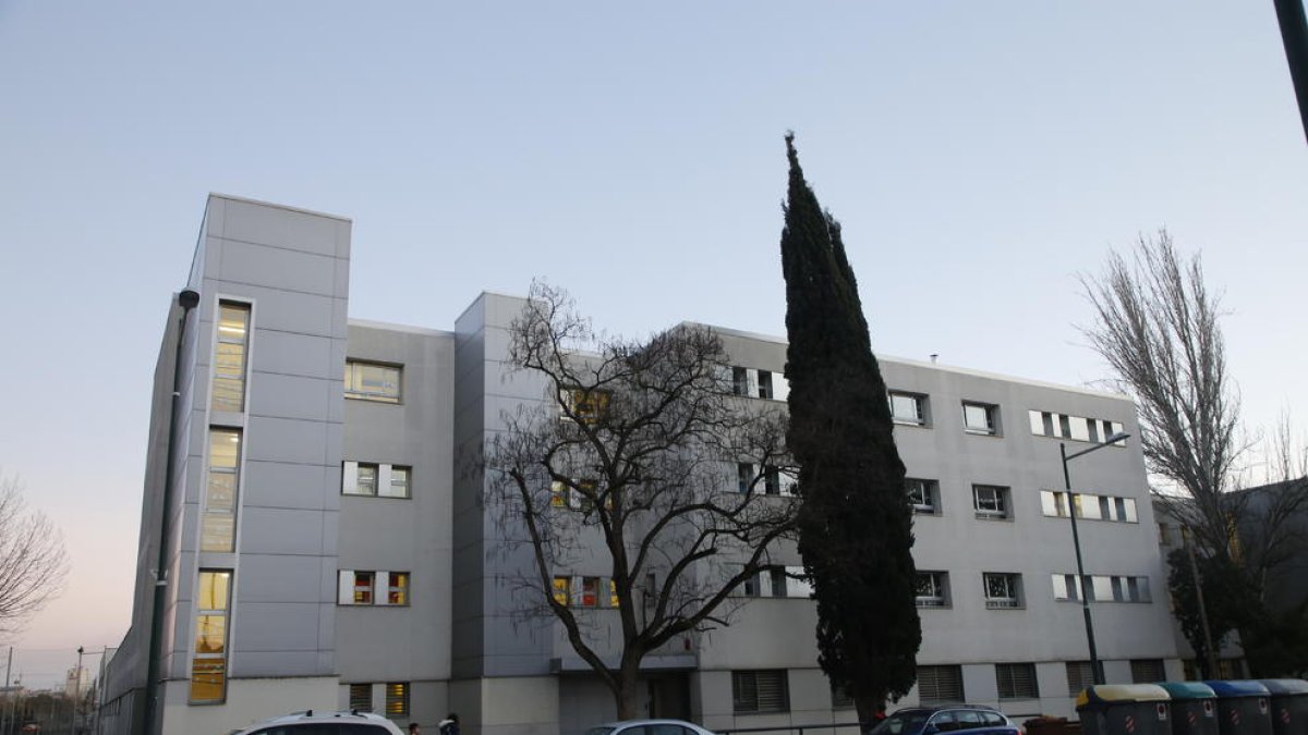 Façana principal de l’escola Riu Segre de Pardinyes.