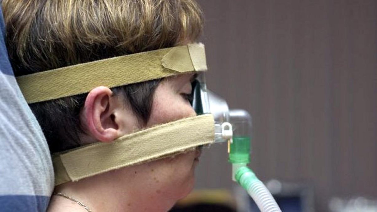 Una persona amb apnea del son, seguint un tractament.