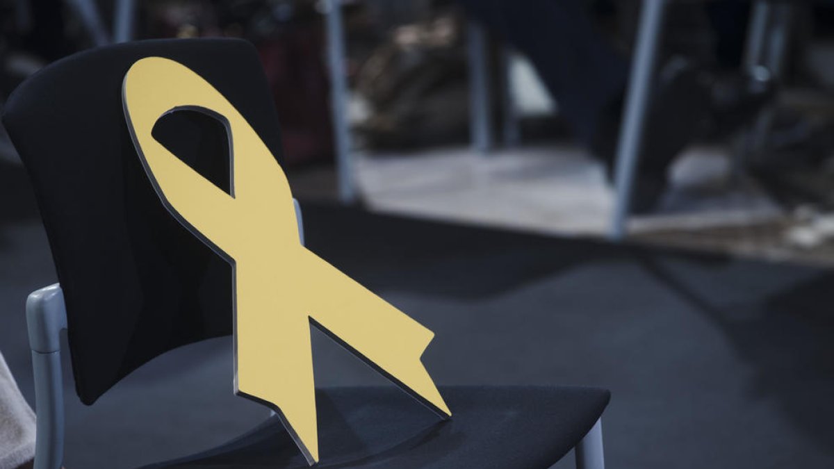 La Fiscalia arxiva la causa contra els Mossos pels llaços grocs