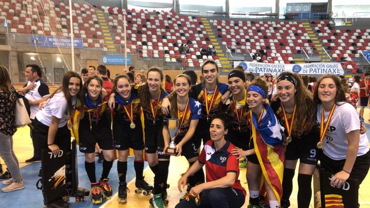Victòria Porta, segunda por la izquierda, celebra el triunfo logrado ayer con Catalunya.