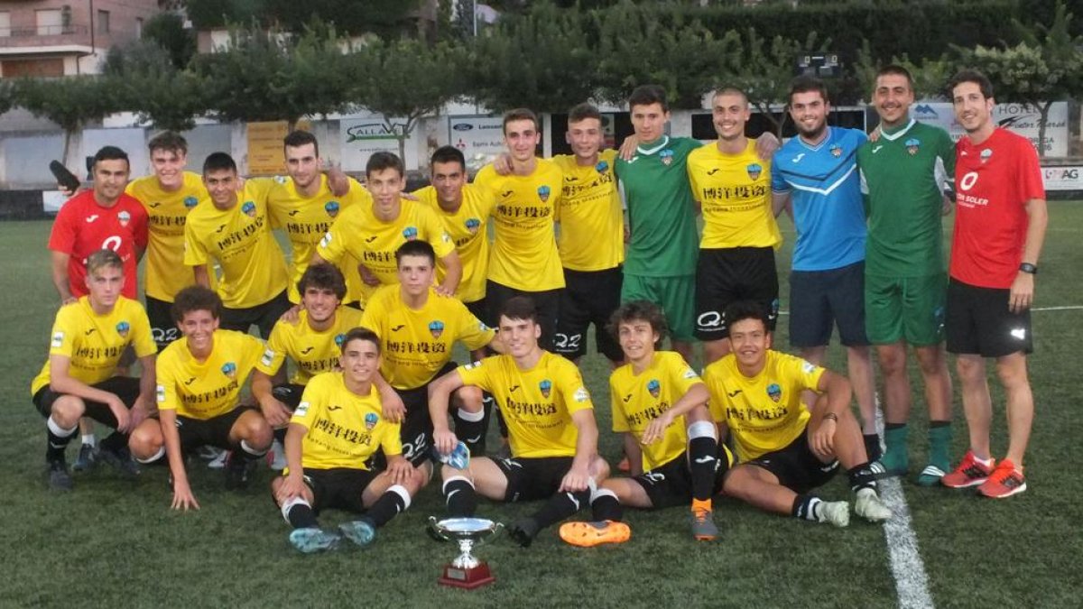 Los jugadores del Lleida Juvenil posan con el trofeo conquistado ayer tras derrotar al Tàrrega.