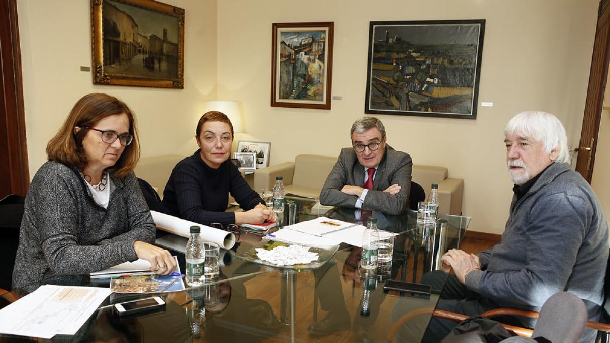 En el centro, Maria Guinovart y Àngel Ros, ayer en la Paeria.