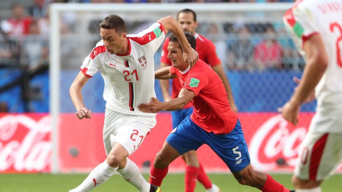 Matic intenta anar-se’n del marcatge del costa-riqueny Borges.