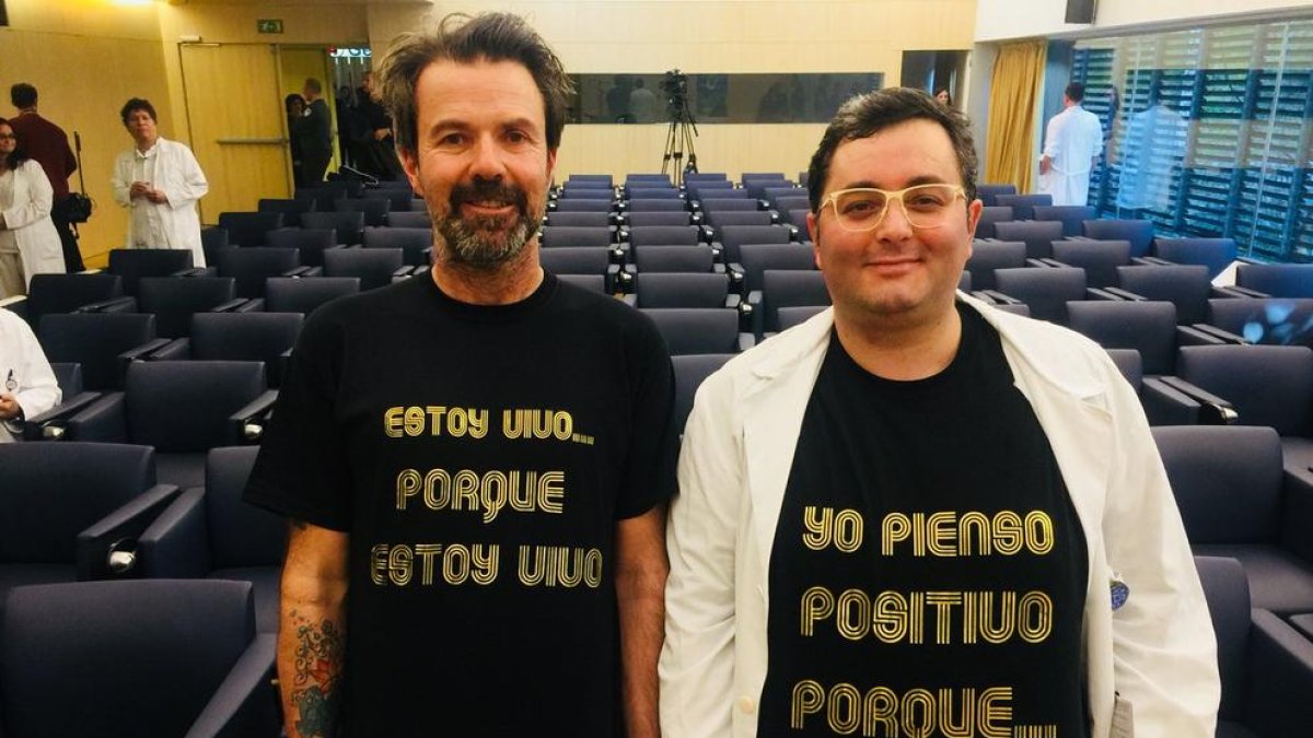 El cantant, ahir a l’hospital amb el metge que el va operar.