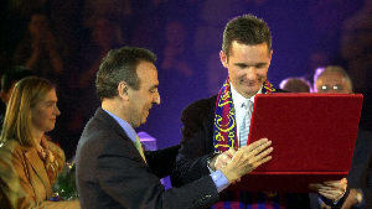 Socios del Barça reunirán firmas para retirar la camiseta de Urdangarín del Palau
