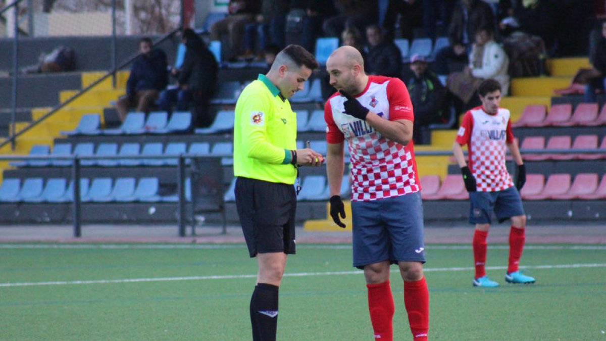 Adrià, amb l’àrbitre que el va expulsar, en una altra acció del duel.